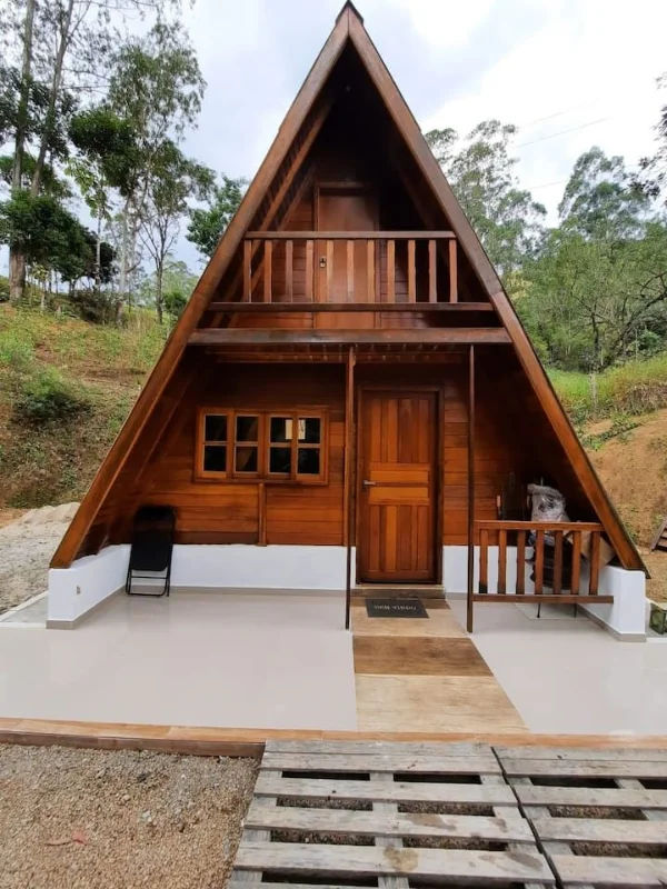 Chalé A-frame completo com madeira e base de concreto