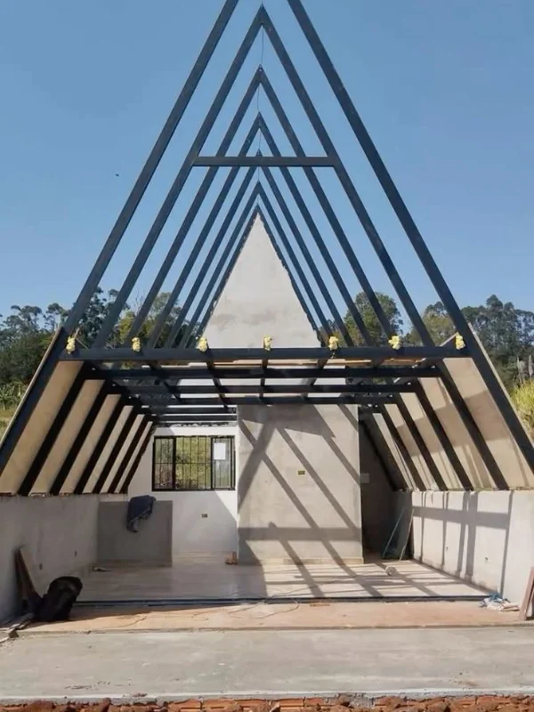 Estrutura metálica A-frame em construção