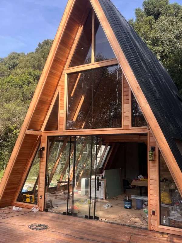 Chalé A-frame com exterior de madeira em construção