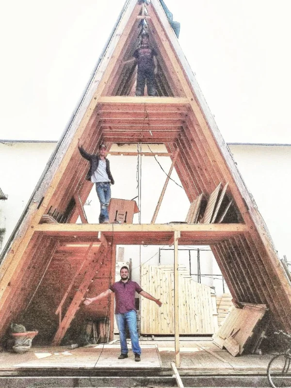 Chalé A-frame em construção com estrutura exposta